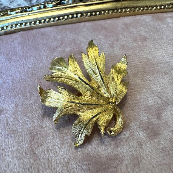 Vintage Mid-Century Gold-Tone Maple Leaf Brooch Pin Textured Detailing Unsigned - Picture 7 of 10